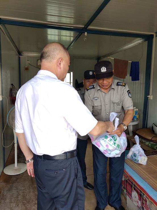 潤(rùn)州保安公司&潤(rùn)馨物業(yè)工會(huì)開(kāi)展“夏日送清涼