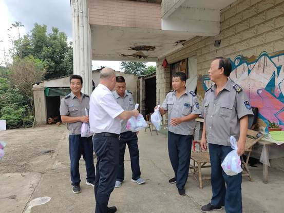 潤(rùn)州保安公司&潤(rùn)馨物業(yè)工會(huì)開(kāi)展“夏日送清涼