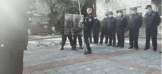 “內(nèi)強素質(zhì)、外塑形象”—潤州保安組織中醫(yī)院隊員進行日常隊列訓練