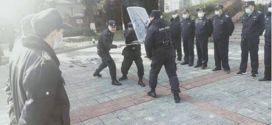 “內(nèi)強素質(zhì)、外塑形象”—潤州保安組織中醫(yī)院隊員進行日常隊列訓練