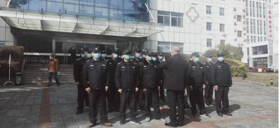 “內(nèi)強素質(zhì)、外塑形象”—潤州保安組織中醫(yī)院隊員進行日常隊列訓練