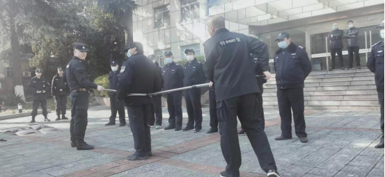 “內(nèi)強素質(zhì)、外塑形象”—潤州保安組織中醫(yī)院隊員進行日常隊列訓練