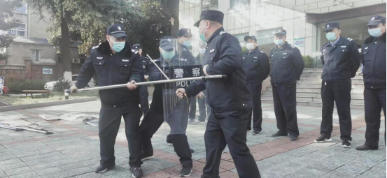 “內(nèi)強素質(zhì)、外塑形象”—潤州保安組織中醫(yī)院隊員進行日常隊列訓練