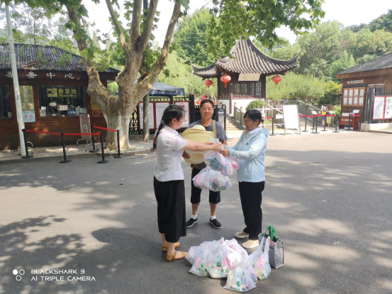 夏日送清涼｜潤州保安&潤馨物業(yè)工會看望慰問一線員工