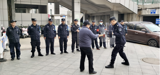 強化保安隊伍訓練 提升保衛(wèi)應急處置能力——潤州保安公司開展領(lǐng)誠廣場保安隊員防爆器械技能專項培訓