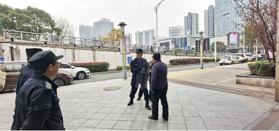 強化保安隊伍訓練 提升保衛(wèi)應急處置能力——潤州保安公司開展領(lǐng)誠廣場保安隊員防爆器械技能專項培訓