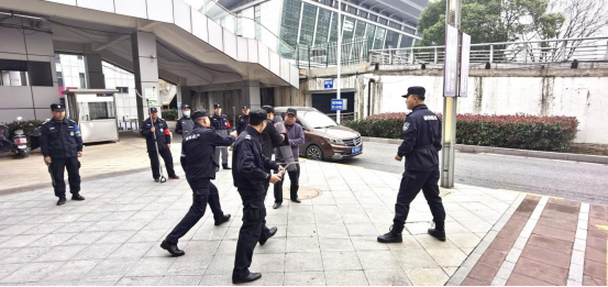 強化保安隊伍訓練 提升保衛(wèi)應急處置能力——潤州保安公司開展領(lǐng)誠廣場保安隊員防爆器械技能專項培訓