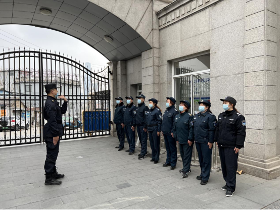 潤州保安公司組織鎮(zhèn)江崇實女子中學(xué)保安隊員進(jìn)行隊列及防爆器械訓(xùn)練