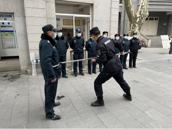 潤州保安公司組織鎮(zhèn)江崇實女子中學(xué)保安隊員進(jìn)行隊列及防爆器械訓(xùn)練