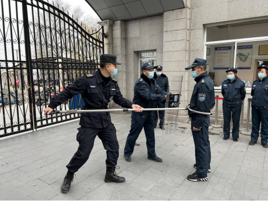 潤州保安公司組織鎮(zhèn)江崇實女子中學(xué)保安隊員進(jìn)行隊列及防爆器械訓(xùn)練