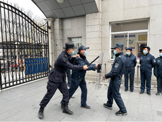 潤州保安公司組織鎮(zhèn)江崇實女子中學(xué)保安隊員進(jìn)行隊列及防爆器械訓(xùn)練
