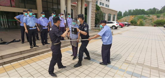 保障醫(yī)患平安--潤州保安公司對鎮(zhèn)江市第三人民醫(yī)院全體隊員進(jìn)行反恐訓(xùn)練