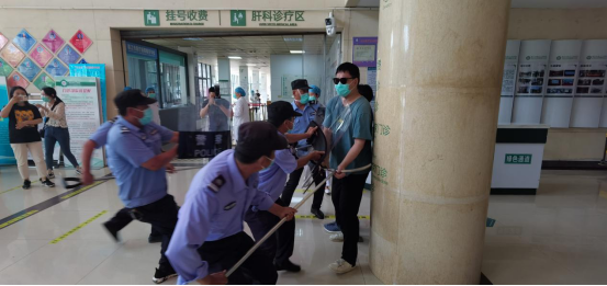 保障醫(yī)患平安--潤州保安公司對鎮(zhèn)江市第三人民醫(yī)院全體隊員進(jìn)行反恐訓(xùn)練