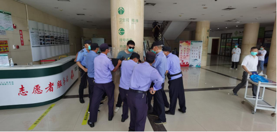 保障醫(yī)患平安--潤州保安公司對鎮(zhèn)江市第三人民醫(yī)院全體隊員進(jìn)行反恐訓(xùn)練