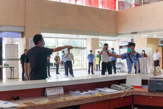 潤州保安聯(lián)合潤州公安分局“潤安”護(hù)盾急先鋒護(hù)衛(wèi)隊(duì)、鎮(zhèn)江市中西醫(yī)結(jié)合醫(yī)院開展應(yīng)急突發(fā)事件演練