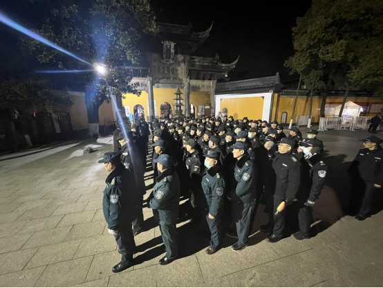 佛音陣陣辭舊歲，撞鐘起航迎新年