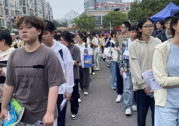 學(xué)子乘風(fēng)破浪，潤(rùn)保助力護(hù)航