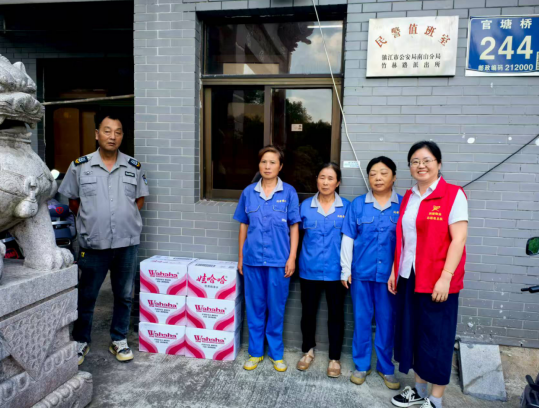 潤馨物業(yè)慈善志愿者總隊(duì)開展夏日防暑降溫慰問活動(dòng)